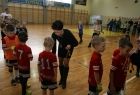 Na hali sportowej grupa małych chłopców w strojach sportowych otrzymuje od przewodniczącej sejmiku U. Nowogórskiej medale.