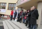 Grupa osób stojących na schodach przed budynkiem. W centrum przewodnicząca sejmiku Urszula Nowogórska.