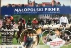 Plakat przedstawiający dżokejów na koniach na tle Wawelu.