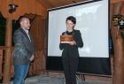 Przewodnicząca Urszula Nowogórska wręcza Polonię Minor.