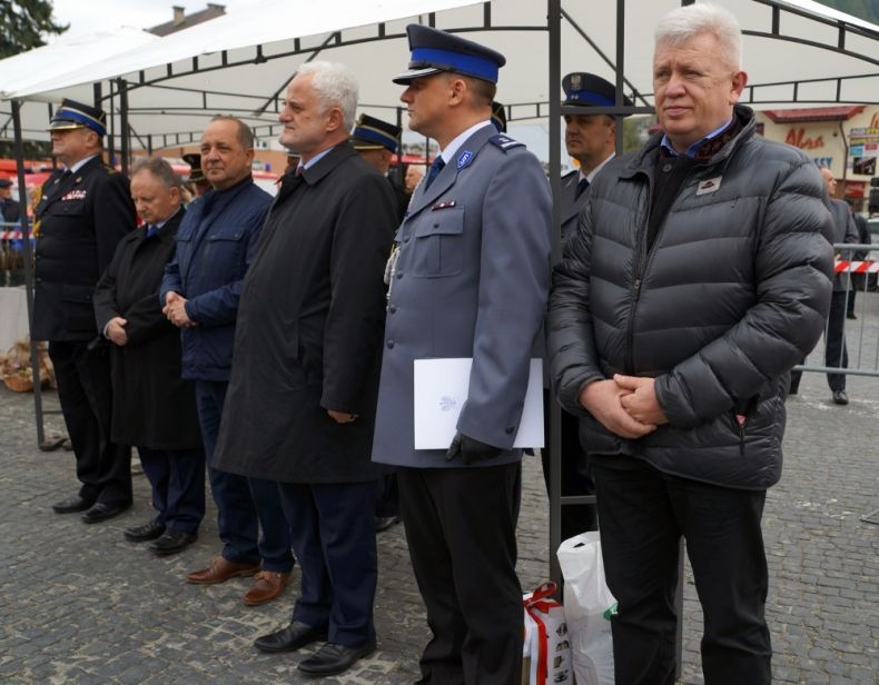 Grupa osób stojących w rzędzie. Pierwszy z prawej Stanisław Pasoń.