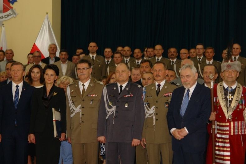 Grupa osób pozujących do zdjęcia. W pierwszym szeregu, wojewoda małopolski, przewodnicząca sejmiku, trzech wojskowych, prezydent Krakowa i przedstawiciel Bractwa Kurkowego.