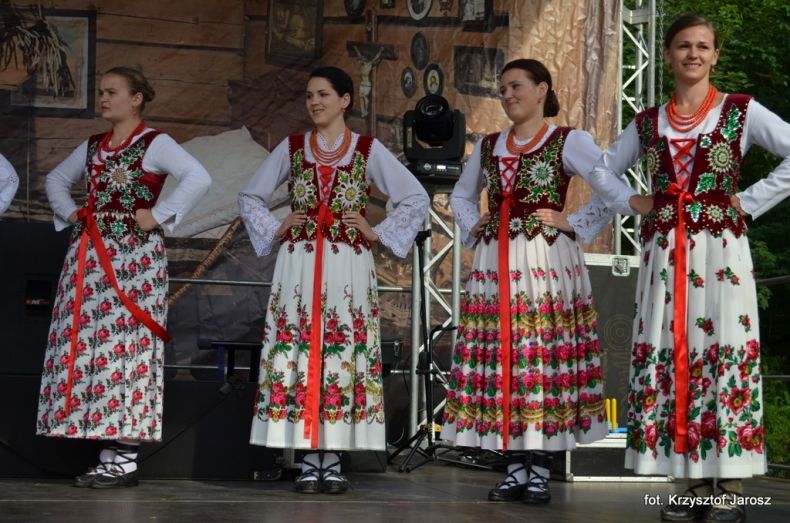 Na zdjęciu kobiety w strojach regionalnych na scenie