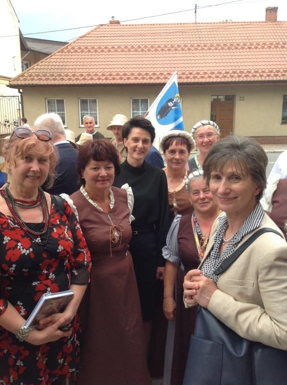grupa osób stojąca na placu w środku przewodnicząca Urszula Nowogórska