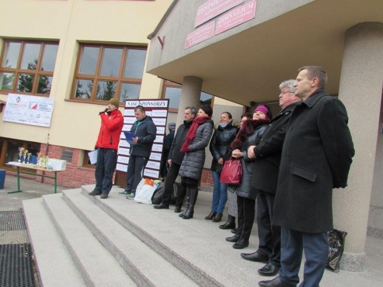Grupa osób stojących na schodach przed budynkiem. W centrum przewodnicząca sejmiku Urszula Nowogórska.