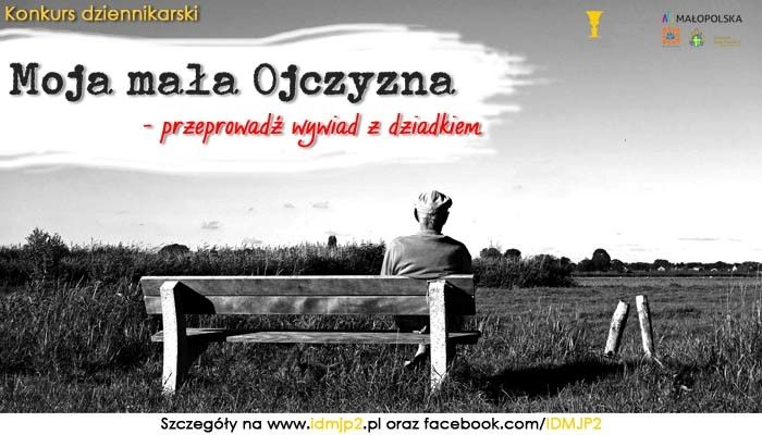 Na ;pierwszym planie, starszy człowiek siedzi na ławce, ujęcie tyłem do obiektywu. Zdjęcie czarno białe. Górny lwy róg napis: „Moja mała Ojczyzna – przeprowadź wywiad z dziadkiem”