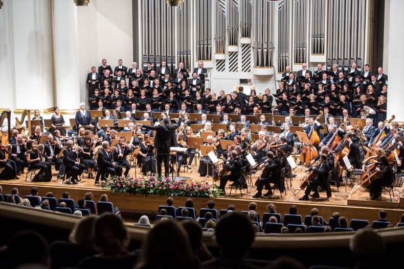 Zdjęcie przedstawia orkiestrę symfoniczną