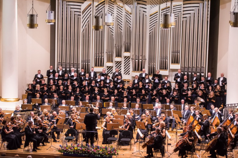 Orkiestra i Chór Filharmonii Krakowskiej na scenie