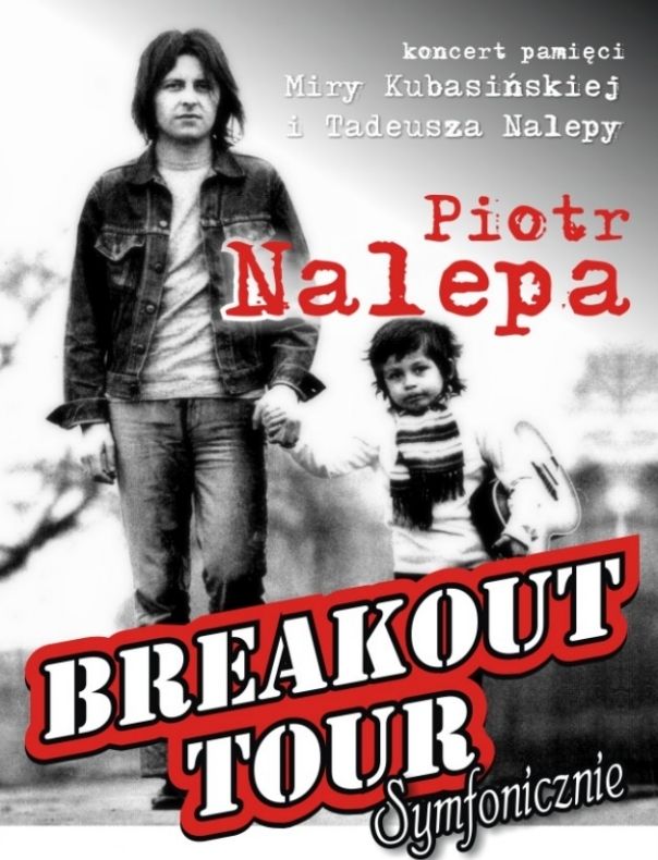 Czarno-białe zdjęcie mężczyzny, który trzyma za rękę kiluletnie dziecko. Obaj idą, Na tle napis Breakout tour, a powyżej Piotr Nalepa