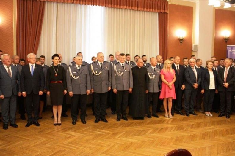 zdjęcie grupy osób biorących udział w uroczystościach. Wśród nich Przewodnicząca Urszula Nowogórska