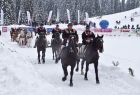 Zdjęcie przedstawia orszak konny, w tle widać zaprzęg z saniami. Wszystko w zimowej aurze podczas 46.Góralskiego Karnawału.