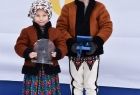Zdjęcie przedstawia dzieci; chłopca i dziewczynkę stojących na podium w trakcie 46. Góralskiego Karnawału.