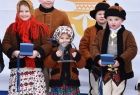 Zdjęcie przedstawia dzieci stojące na podium w trakcie 46.Góralskiego Karnawału.