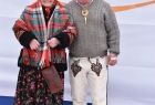 Zdjęcie przedstawia dwie starsze osoby kobietę i mężczyznę, stojących na podium. Zima-46. Góralski Karnawał.