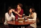 Zdjecie przedstawia 3 kobiety siedzące przy stole. Spektakl Wszystko o kobietach w wykonaniu Teatru Ludowego z Krakowa.