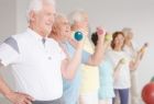 Zdjęcie przedstawia aktywnych starszych ludzi w trakcie ćwiczeń