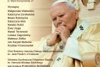 Plakat na którym znajduje się zdjęcie papieża Jana Pawła II, siedzącego tronie papieskim wykonanym z drewna. Papież ma zamyśloną minę oraz opiera podbródek o założone dłonie. Na plakacie znajdują się informacje o koncercie - nazwa, miejsce, termin oraz na