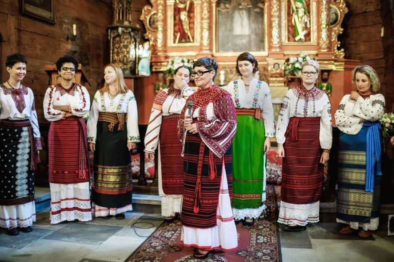 zdjęcie kobiet w tradycyjnych ukraińskich strojach