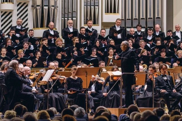 Na zdjęciu przedstawiona jest Orkiestra i Chór Filharmonii Krakowskiej.