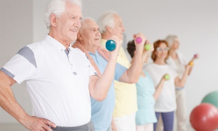 Zdjęcie przedstawia aktywnych starszych ludzi w trakcie ćwiczeń