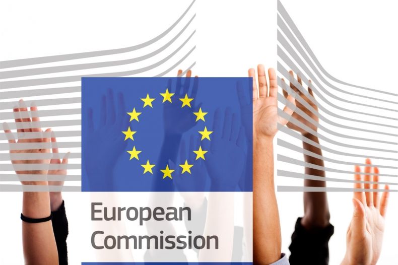 logo komisji europejskiej na tle wniesionych do góry rąk