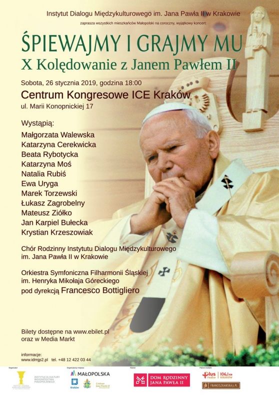 Plakat na którym znajduje się zdjęcie papieża Jana Pawła II, siedzącego tronie papieskim wykonanym z drewna. Papież ma zamyśloną minę oraz opiera podbródek o założone dłonie. Na plakacie znajdują się informacje o koncercie - nazwa, miejsce, termin oraz na
