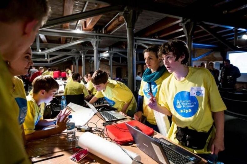 Na zdjęciu przedstawione są dzieci w trakcie warsztatów Startup Weekend Kids w Krakowskim Parku Technologicznym.