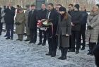 Grupa osób stojących w szeregu.