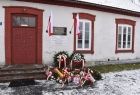 Wiązanki leżące pod tablicą pamiątkową.