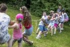 Na zdjęciu dzieci bawiące się w przeciąganie liny.