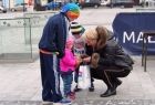 Wiceprzewodnicząca sejmiku Iwona Gibas wręcza podarunek dzieciom.