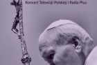 Czarno-białe zdjęcie przedstawiające papieża Jana Pawła II trzymającego pastorał