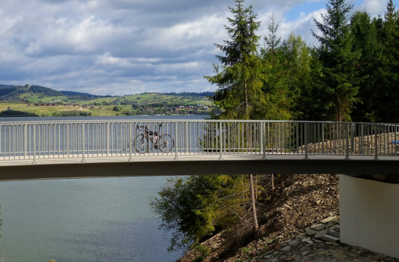Zdjęcie przedstawia mostek i rower