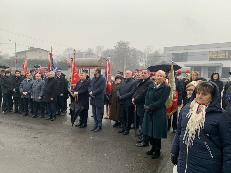 Grupa oósb stojących w szeregu, wśród nich poczty sztandarowe.