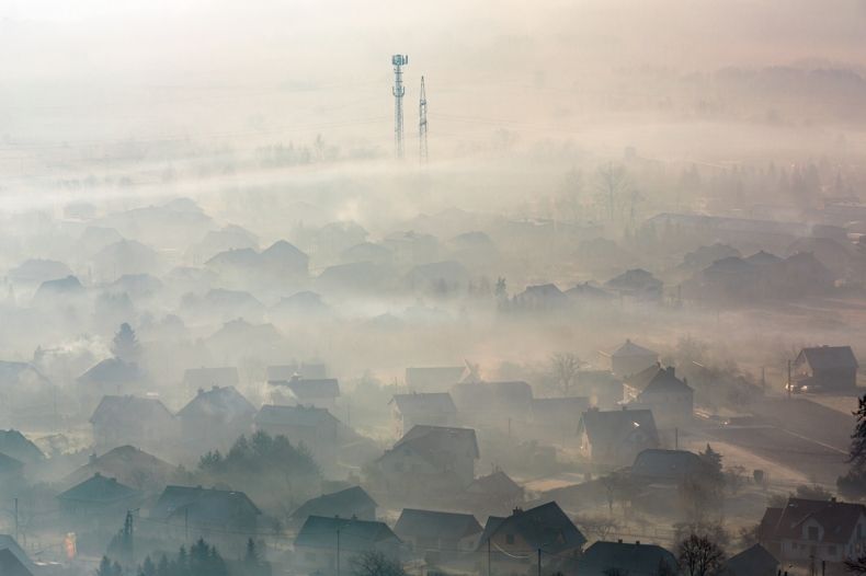 widok z góry na zabudowania, spowite dymem