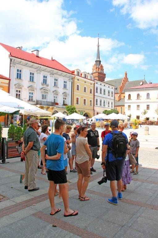 Na zdjęciu turyści z przewodnikiem