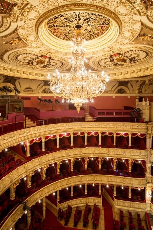 Na zdjęciu żyrandol Teatru im. Juliusza Słowackiego w Krakowie