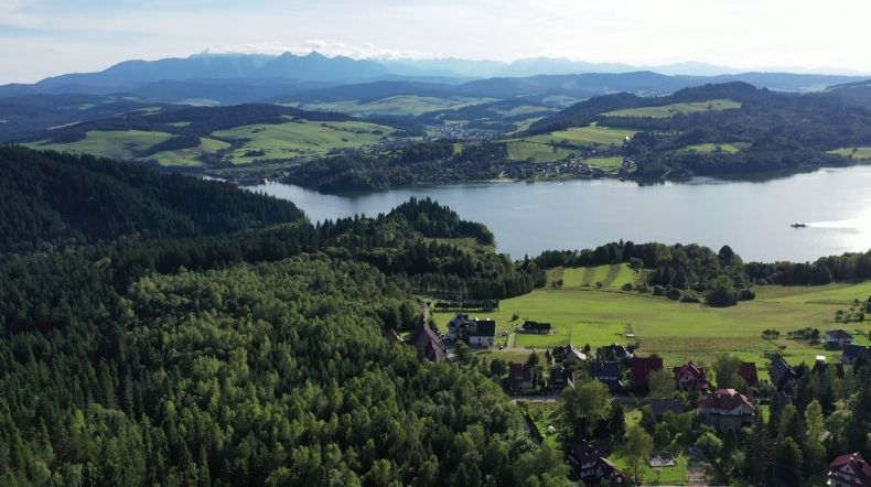 Krajobraz z widokiem na Jezioro Czorsztyńskie i Tatry