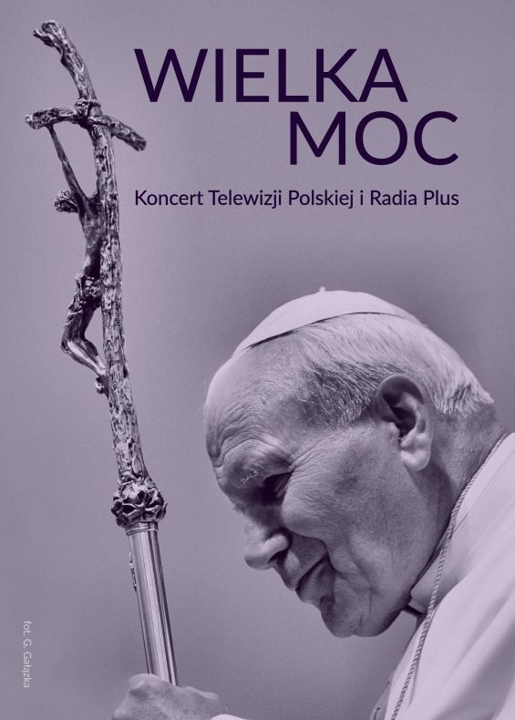Czarno-białe zdjęcie przedstawiające papieża Jana Pawła II trzymającego pastorał