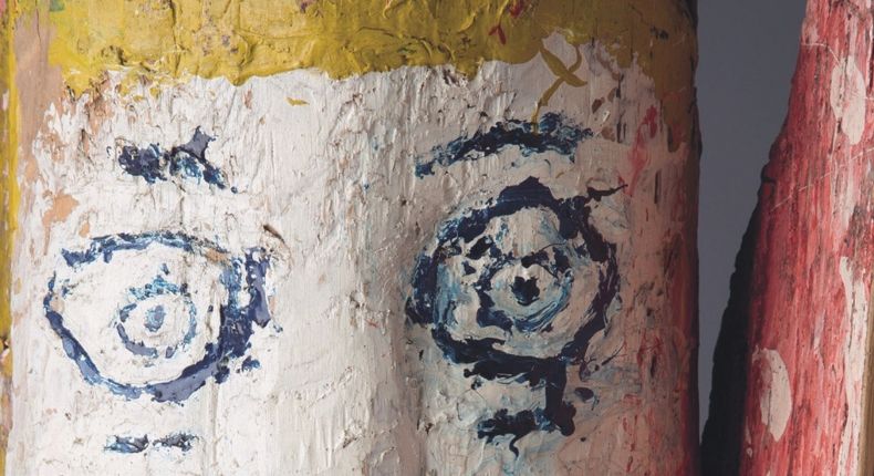 Na zdjęciu fragment gnotka, rzeźby autorstwa Karola Wójciaka zwanego Heródkiem. W zbliżeniu namalowane niebieską farbą, okrągłe oczy. 