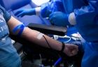 Dłoń człowieka podpięta do aparatury poboru krwi