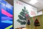 Paczki świąteczne, w tle baner akcji Dobro jest w Małopolsce
