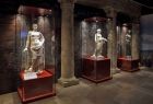 Marmurowe postacie na wystawie o Pompejach w Muzeum Archeologicznym w Krakowie 