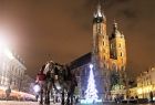 Zdjęcie przedstawia świąteczny Kraków nocą - w tle Kościół Mariacki i choinka