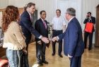 Spotkanie z ambasadorem i konsulem Peru w gabinecie marszałka Witolda Kozłowskiego. Marszałek wita przybyłych gości