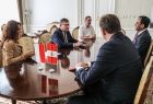 Spotkanie z ambasadorem i konsulem Peru w gabinecie marszałka Witolda Kozłowskiego. Rozmowa przy okrągłym stole. Widok z boku