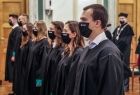 władze uczeni przyjmują nowe osoby do grona studentów - studenci stoją w szeregu na przeciwko władz uczelni