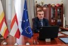 Wicewojewoda Zbigniew Starzec siedzi przed komputerem, to samo pomieszczenie, przy którym siedział wicemarszałek Łukasz Smółka w otoczeniu flag