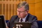 Obrady Sejmiku Województwa Małopolskiego. Zbliżenie na marszałka województwa małopolskiego Witolda Kozłowskiego, który sporządza notatki