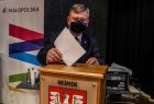 marszałek Witold Kozłowski wrzuca kartkę do urny wyborczej podczas głosowania nad kandydaturą na nowego członka zarządu
